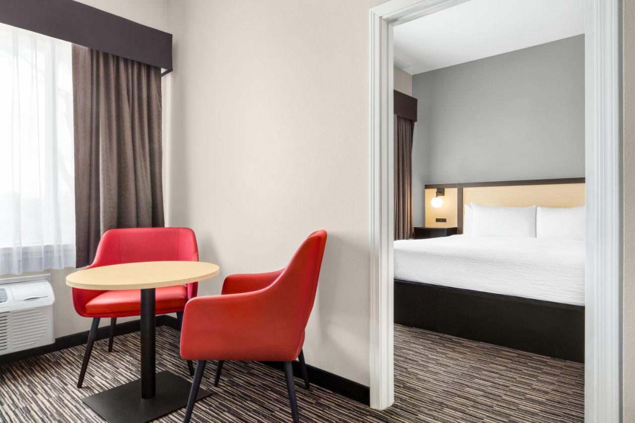 Hotel Ramada By Wyndham Marina Esterno foto