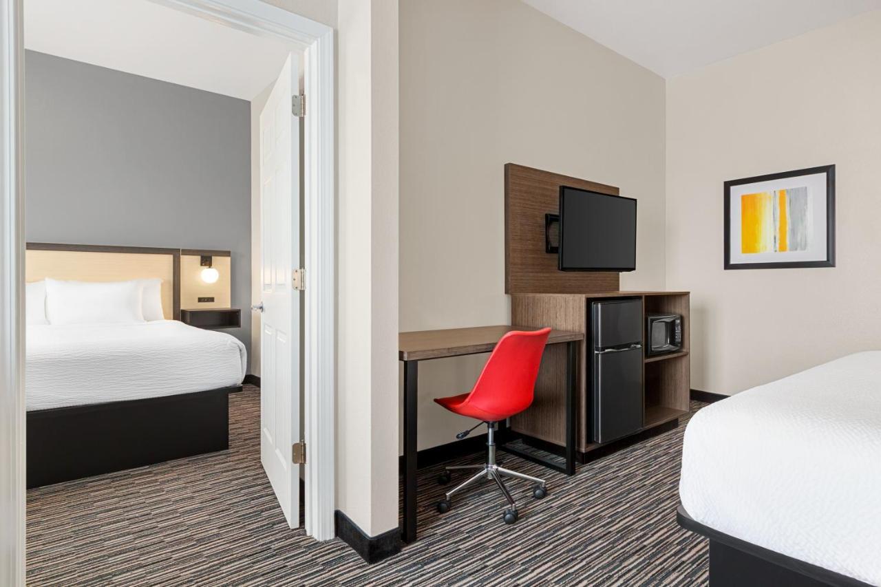 Hotel Ramada By Wyndham Marina Esterno foto