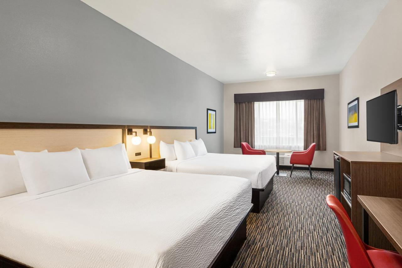 Hotel Ramada By Wyndham Marina Esterno foto