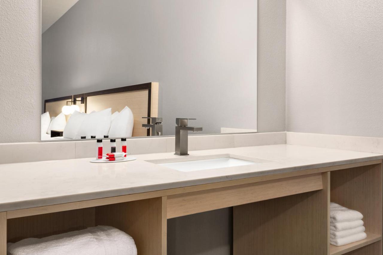 Hotel Ramada By Wyndham Marina Esterno foto