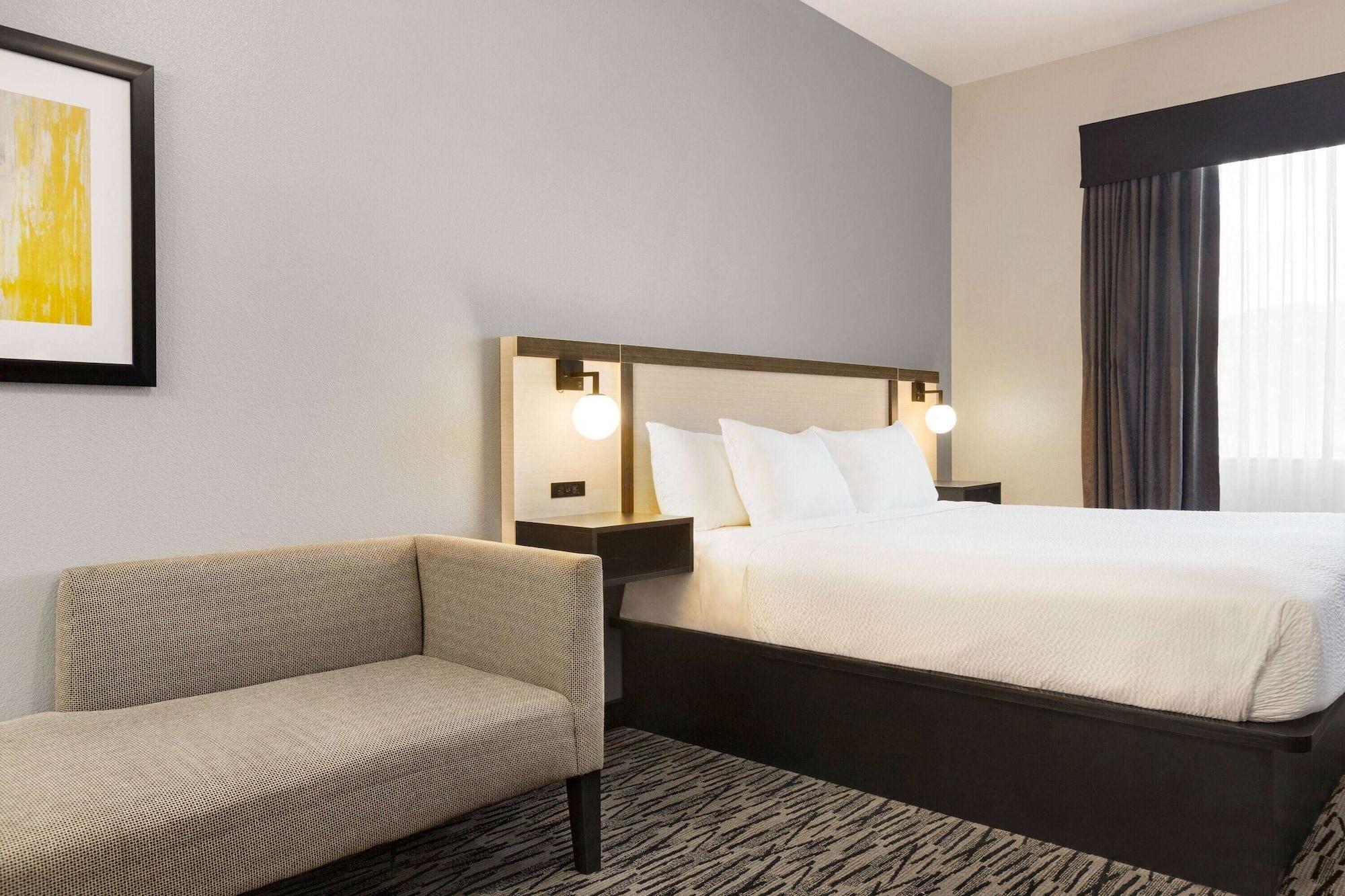 Hotel Ramada By Wyndham Marina Esterno foto