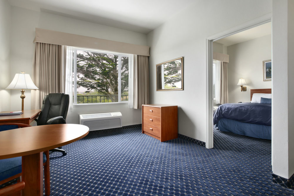 Hotel Ramada By Wyndham Marina Esterno foto