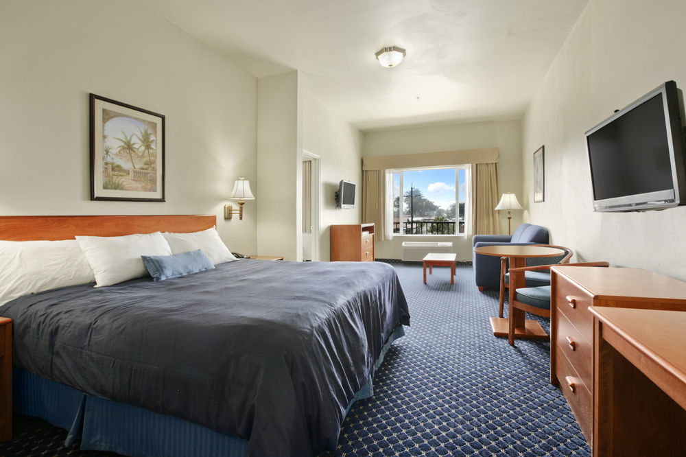 Hotel Ramada By Wyndham Marina Esterno foto
