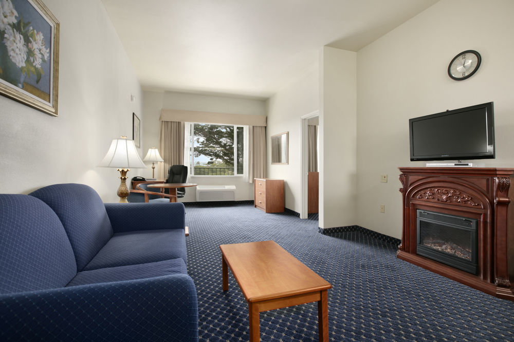 Hotel Ramada By Wyndham Marina Esterno foto