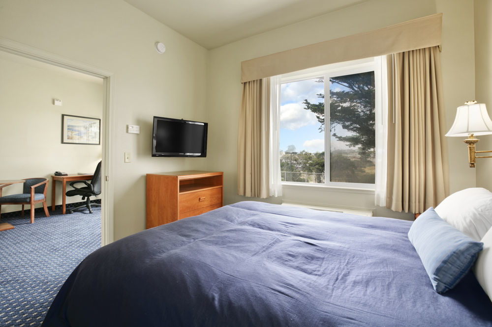 Hotel Ramada By Wyndham Marina Esterno foto
